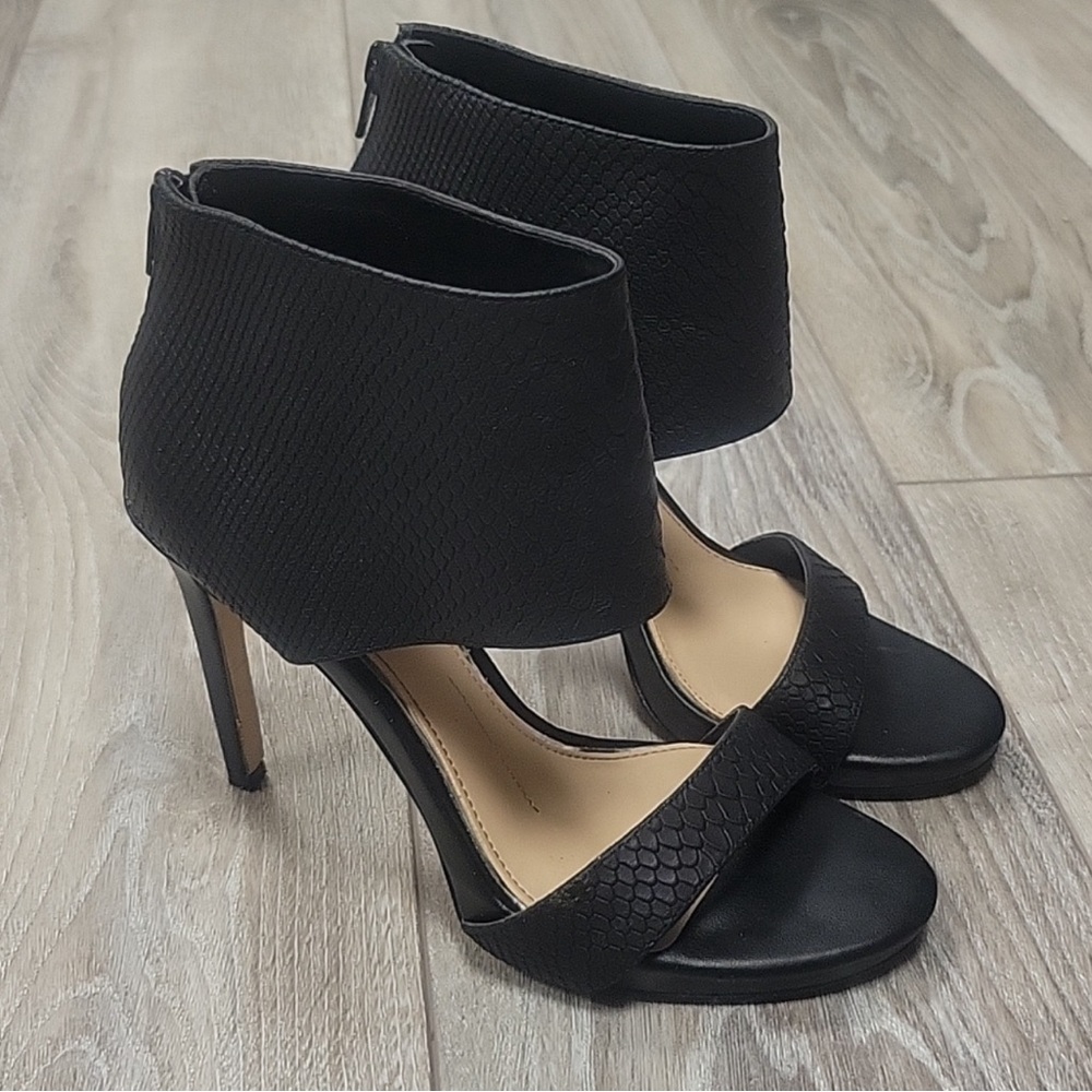 Gianni Bini Black Leather Tahlia Heels Size 6 1/2